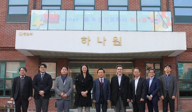 Julie Turner (4th from left), US special envoy for North Korean human rights issues, poses for a group photo during her visit to Hanawon, a government-run resettlement facility for North Korean defectors, in this photo provided by the unification ministry on Saturday. (Yonhap)