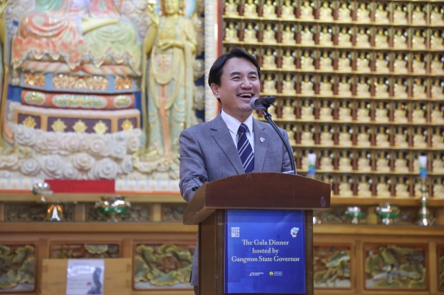 Gangwon Province Governor Kim Jin-tae greets International Olympic Committee officials at a gala dinner held at Woljeongsa, a temple near Pyeongchang, Gangwon Province, Jan. 24. (Yonhap)