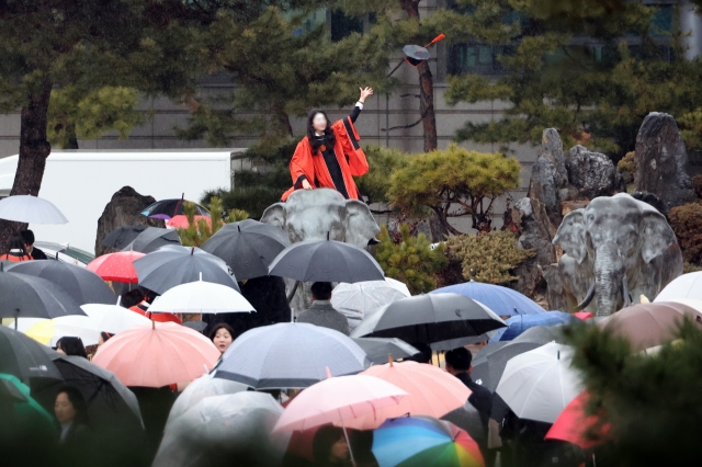 Students attend a graduation ceremony at Dongguk University. (Yonhap)