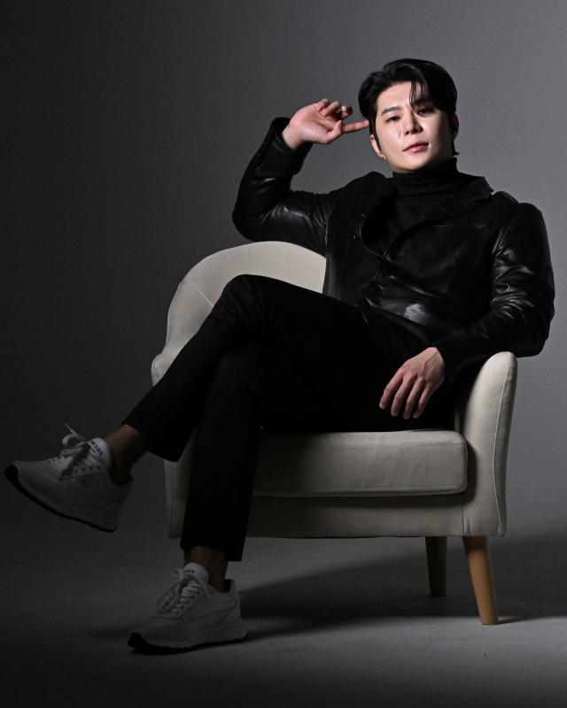 Singer-songwriter Maktub poses for a photo during an interview with The Korea Herald on Jan. 30. (Im Se-jun/The Korea Herald)