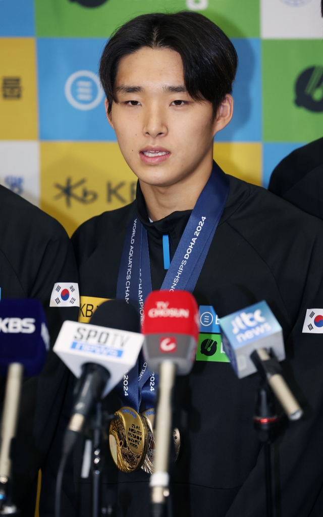 Kim Woo-min, who won the gold medal in the men's 400-meter freestyle title at the just-ended World Aquatics Championships in Doha, speaks with he press upon returning home via Incheon International Airport, west of Seoul, Monday. (Yonhap)