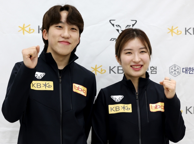 South Korean short track speed skaters Park Ji-won (left) and Kim Gil-li pose for photos at Incheon International Airport, west of Seoul, on Tuesday, after returning home from Poland following the end of the International Skating Union World Cup Short Track Speed Skating season. (Yonhap)