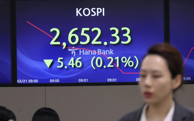 An electronic board showing the Korea Composite Stock Price Index at a dealing room of the Hana Bank headquarters in Seoul on Wednesday. (Yonhap)