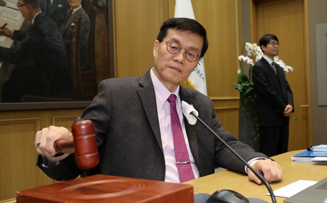 Bank of Korea Gov. Rhee Chang-yong bangs the gavel to open a Monetary Policy Committee meeting at the central bank in Seoul on Thursday.(Yonhap)