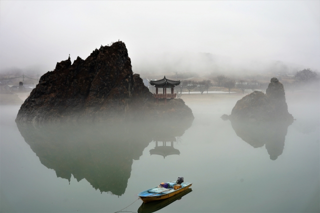 The Dodamsambong Peaks (Lee Si-jin/The Korea Herald)