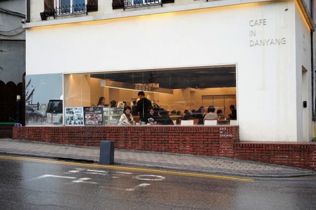 Visitors enjoy drinks at Cafe in Danyang, in Danyang, North Chungcheong Province, Monday. (Lee Si-jin/The Korea Herald)