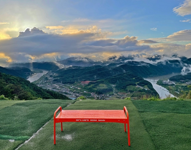 A panoramic view of Danyang County and Namhan River from Cafe Sann (Cafe Sann)