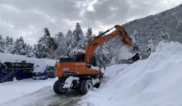 A heavy vehicle clears snow from a road in Sokcho, Gangwon Province, Friday. (Yonhap)