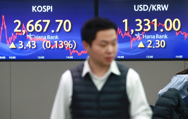 An electronic board showing the Korea Composite Stock Price Index at a dealing room of the Hana Bank headquarters in Seoul on Friday. (Yonhap)