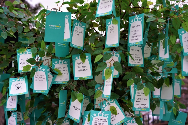 Travelers send their wishes to the first full moon at Aegibong Peace Ecopark. (Lee Si-jin/The Korea Herald)