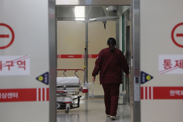 A nurse walks into the resuscitation area at an emergency room at the Catholic University of Korea Uijeongbu St. Mary’s Hospital after junior doctors walked out of hospitals in a collective action against the government's plan for a medical enrollment hike. (Yonhap)