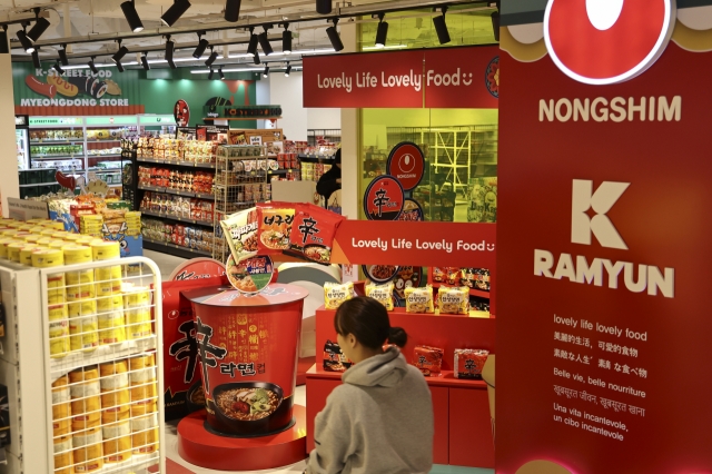 Customers browse through Korean ramyeon products on display in Myeongdong, central Seoul, on Jan. 31. (Yonhap)