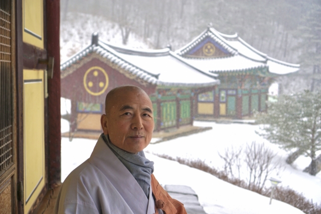 Venerable Hyunjong poses for a photo at Hyundeoksa, Feb. 1. (No Kyung-min/The Korea Herald)