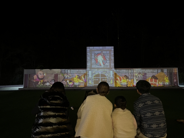 A family enjoys a media facade at Pops World Dajagu Halmine in Danyang, North Chuncheong Province. (Popsline)