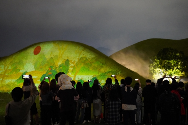 Spectators enjoy media art at Daereungwon in Gyeongju, North Gyeongsang Province, in June. (Lee Si-jin/The Korea Herald)