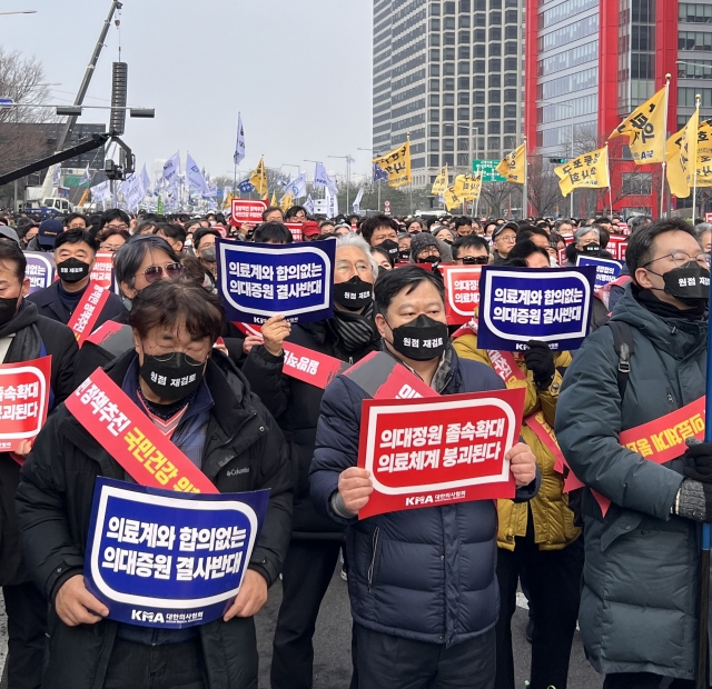 A group of doctors from across the nation gather at Yeouido Hangang Park, western Seoul, Sunday to protest against the government’s decision to drastically raise the medical school enrollment quota. (Park Jun-hee/The Korea Herald)