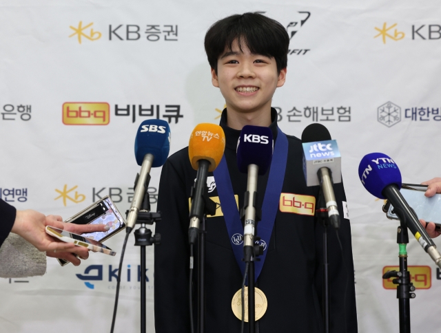 After returning to Korea on Monday, South Korean figure skater Seo Min-kyu answers reporters' questions at the Incheon International Airport. (Yonhap)