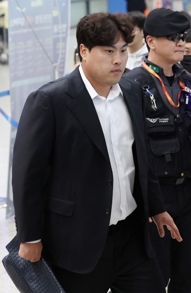 Ryu Hyun-jin returns to Korea through Incheon International Airport on Monday after Hanwha Eagles spring training in Okinawa, Japan. (Yonhap)