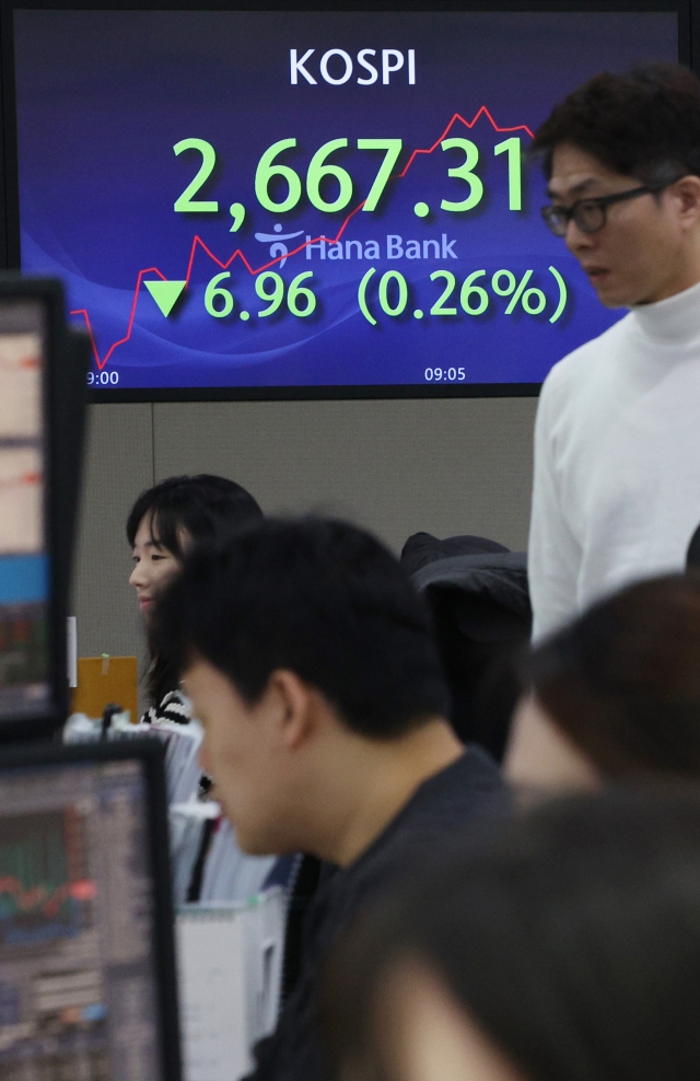 An electronic board showing the Korea Composite Stock Price Index at a dealing room of the Hana Bank headquarters in Seoul on Tuesday. (Yonhap)