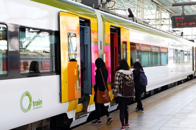 People board a train at Seoul Station in Yongsan-gu, central Seoul. (Korea Tourism Organization)