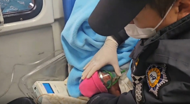 A rescuer encourages the baby Friday to keep her conscious in Gijang-gun, Busan. (Busan Metropolitan City Fire & Disaster Headquarters)