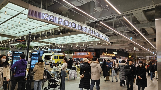 People walk around the first basement level of The Hyundai Seoul. (The Korea Herald/Shim Woo-hyun)