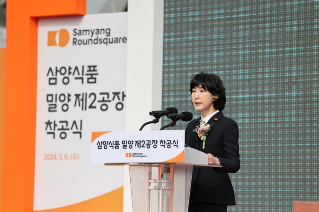 Samyang Roundsquare CEO Kim Jung-soo speaks during the groundbreaking ceremony of the company's new ramyeon production plant in Milyang, South Gyeongsang Province, Wednesday. (Samyang Roundsquare)