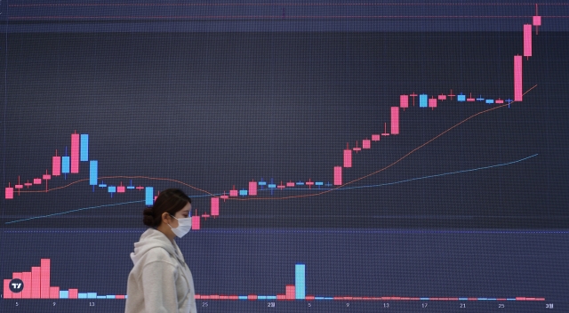 An electronic signboard shows the price movements of cryptocurrencies at the headquarters of Bithumb in seoul on Feb 28. (Yonhap)