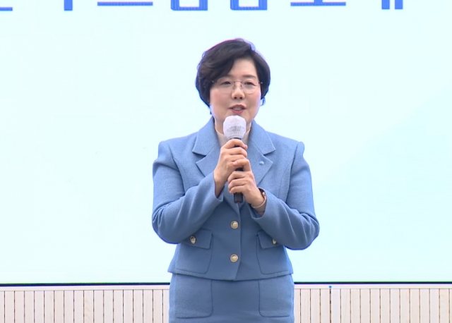 Song Hyun-ju, Woori Bank's head of the asset management group, speaks during a press conference about the bank's asset management service held at the bank's headquarters in Seoul. (Woori Bank)