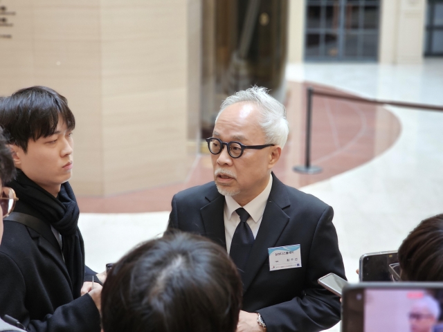 Samsung Display CEO Choi Joo-sun, newly appointed as the president of the Korea Display Industry Association, speaks to reporters before the general meeting of KDIA in Seoul on Thursday. (Yonhap)