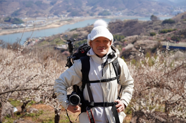 Lee Dong-yeol poses for photos at Gwangyang Plum Blossom Festival at Maehwa Village on Saturday. (Lee Si-jin/The Korea Herald)