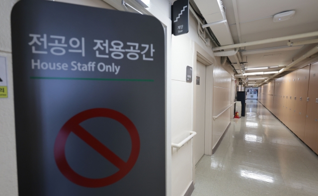 An empty hallway at a hospital in Seoul (Yonhap)