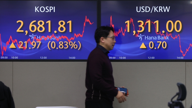 An electronic board showing the Korea Composite Stock Price Index at a dealing room of the Hana Bank headquarters in Seoul on Tuesday. (Yonhap)