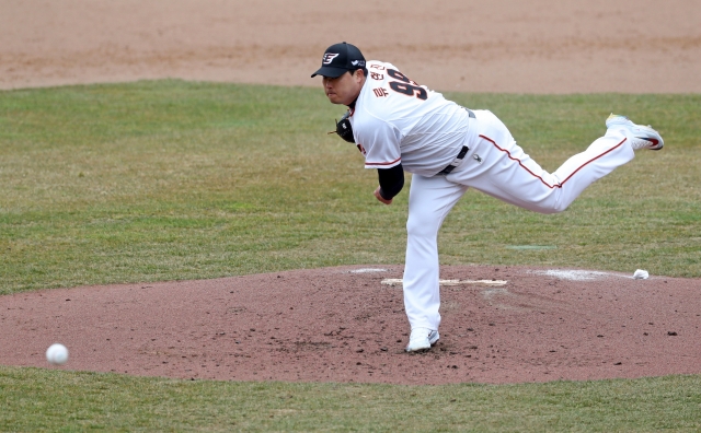 Hanwha Eagles starting pitcher Ryu Hyun-jin pitches against the Kia Tigers during a Korea Baseball Organization preseason game at Hanwha Life Eagles Park in Daejeon, some 140 kilometers south of Seoul, on Tuesday. (Yonhap)