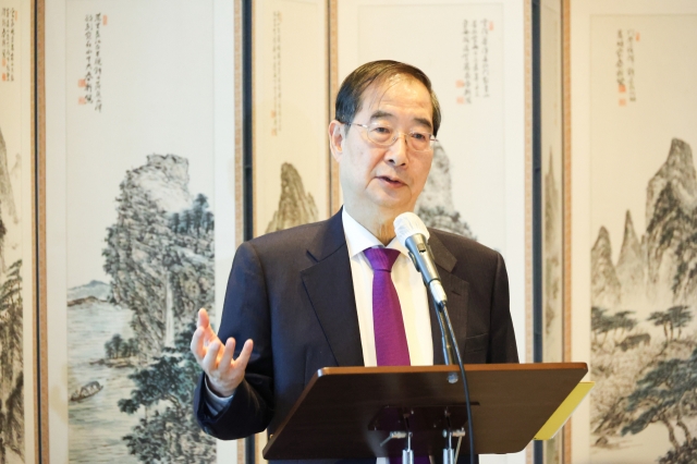 Prime Minister Han Duck-soo speaks to a group of reporters at a dinner meeting held near the Government Complex Sejong on Tuesday. (Office for Government Policy Coordination, Prime Minister's Secretariat)