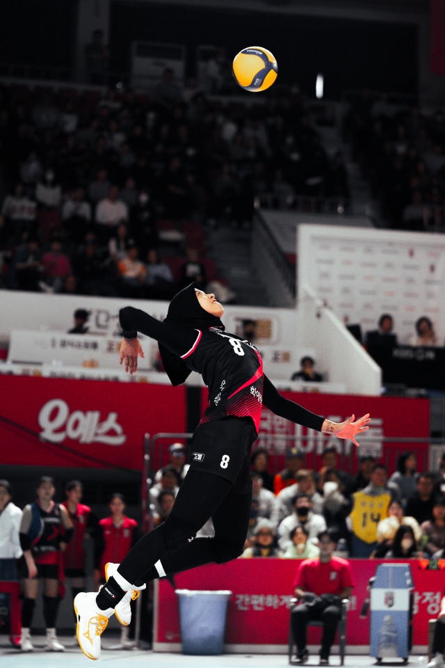 Megawati Hangestri Pertiwi serves against Hillstate at Chungmu Gymnasium in Daejeon on Feb. 4. (Hugh Hong/The Korea Herald)