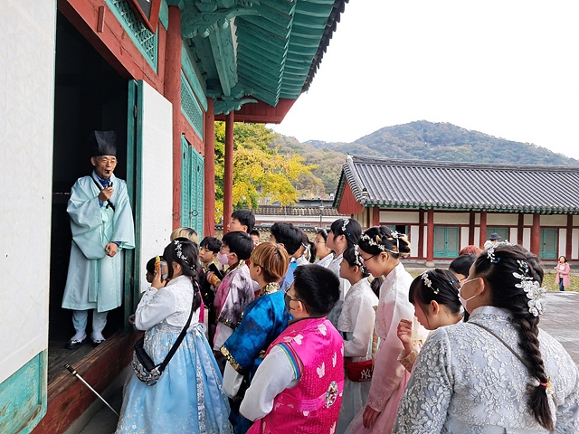 Children participate in a seonbi-themed program at Jeonju Hyanggyo in Jeonju, North Jeolla Province. (Jeonju Hyanggyo )