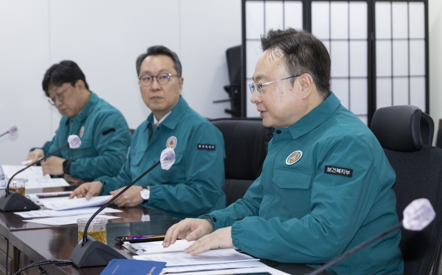 Cho Kyoo-hong(right) speaks during a meeting held in Seoul on Sunday. (Yonhap)