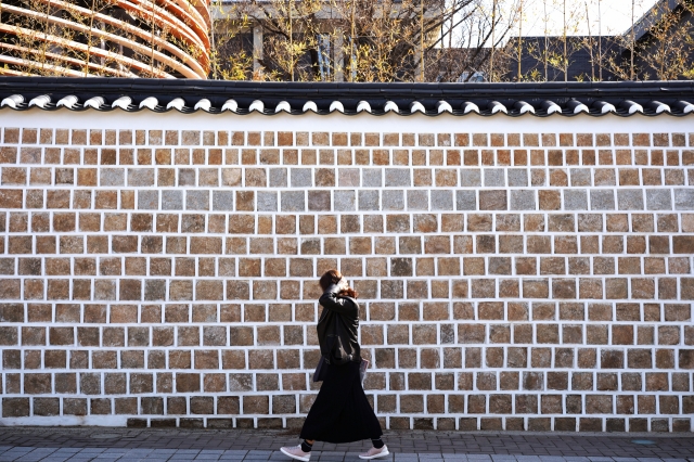 A pedestrian walks along Gamgodang-gil in Jongno-gu, central Seoul, Monday. (Lee Si-jin/The Korea Herald)