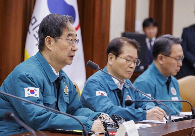 Prime Minister Han Duck-soo speaks during a meeting at the government complex in Seoul on Friday. (Yonhap)