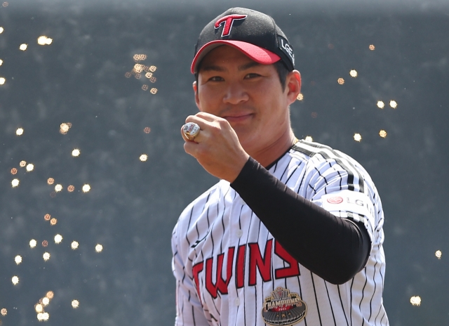 LG Twins captian Oh Ji-hwan shows off the 2023 Korean Series championship ring at Jamsil Baseball Stadium in Seoul, Saturday. (Newsis)