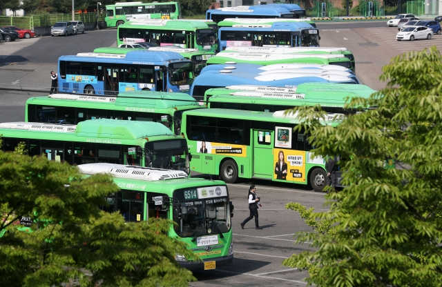 A file photo of city buses in Seoul (Newsis)