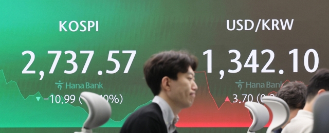 An electronic board showing the Korea Composite Stock Price Index at a dealing room of the Hana Bank headquarters in Seoul on Monday. (Yonhap)