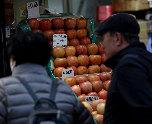 Apples are displayed at a marketplace in Seoul on Sunday. (Yonhap)