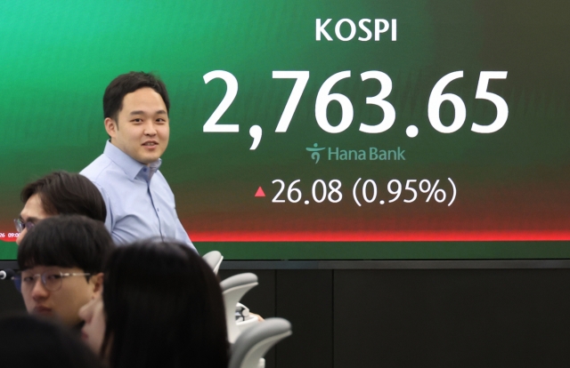 An electronic board showing the Korea Composite Stock Price Index at a dealing room of the Hana Bank headquarters in Seoul on Tuesday. (Yonhap)