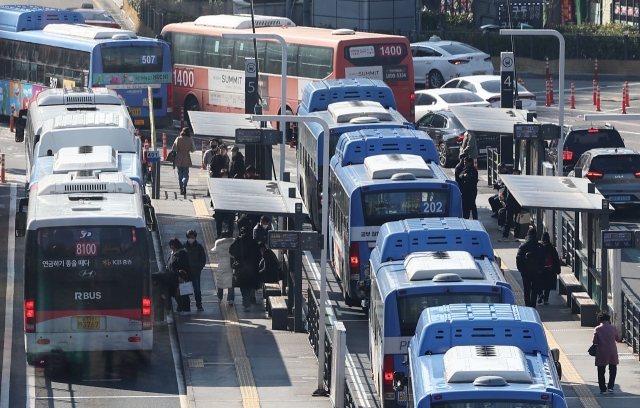 Buses wait for passengers at a bus stop near Seoul Station in central Seoul, Feb. 26. (Yonhap)