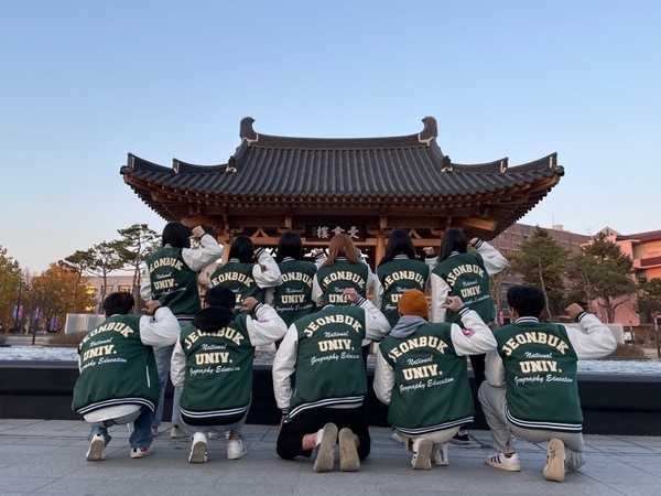 Students from the department of geography education at Jeonbuk National University pose for a group photo. (Jeonbuk National University Press Center)