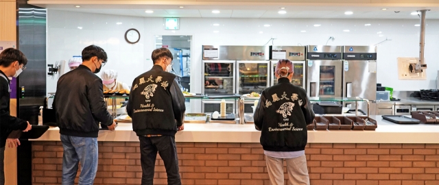 Students line up for food at Korea University's cafeteria. (Samsung Welstory)