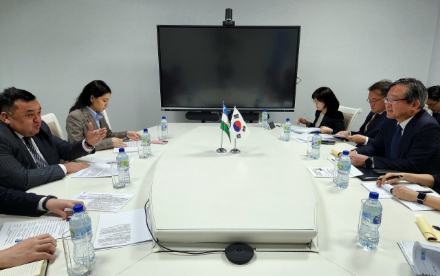 South Korean Deputy Minister for Political Affairs Chung Byung-won (first from right) and Uzbek Deputy Minister of Investment, Industry, and Trade, Izat Kasimov (first from left), hold a meeting on Monday in Uzbekistan, (South Korean Ministry of Foreign Affairs)