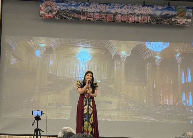 A Tajik artist performs folk song during Navruz celebrations at K-Hotel in Seocho-gu, Seoul on Monday.(Sanjay Kumar/The Korea Herald)